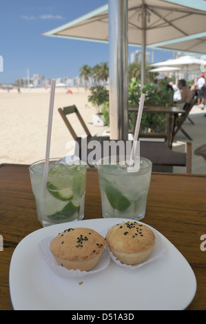 Caipirinhas e antipasto pasticcini al Beachside Cafe a spiaggia di Copacabana Foto Stock