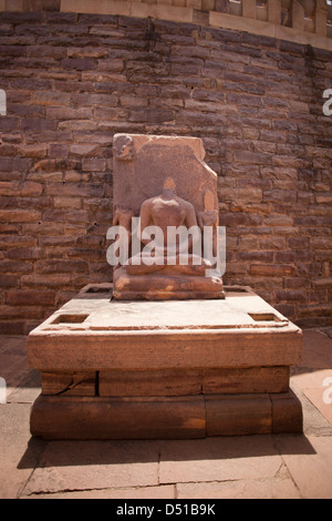 Statua di Buddha in stupa a Sanchi, Madhya Pradesh, India Foto Stock