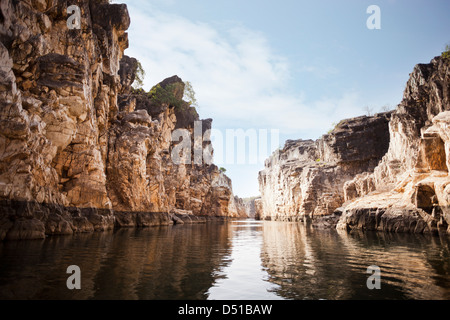 Rocce di marmo accanto al fiume Narmada, Bhedaghat, Jabalpur distretto, Madhya Pradesh, India Foto Stock