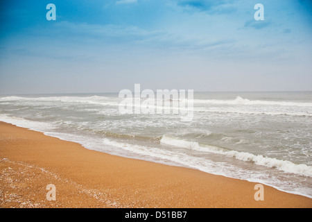 Onde sulla spiaggia, Chennai, nello Stato del Tamil Nadu, India Foto Stock