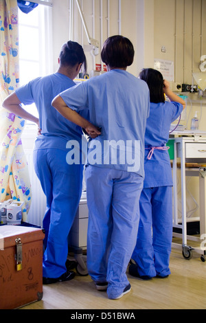 L'infermiera / infermiere su un REGNO UNITO NHS hospital Ward. Foto Stock