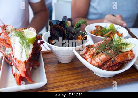 Per coloro che godono di un piatto di frutti di mare al ristorante a Waterfront , Città del Capo - Sud Africa Foto Stock