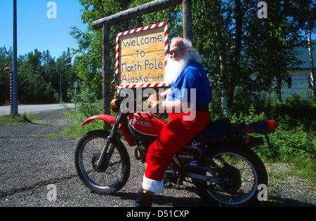 'Santa' su una motocicletta in corrispondenza di un polo nord, Alaska, STATI UNITI D'AMERICA Foto Stock