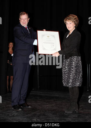 La principessa Margriet del Paesi Bassi riceve la riconvalida nazionale Award 2010 della Fondazione di riconvalida di Rotterdam, Paesi Bassi, 03 dicembre 2010. La principessa ha ricevuto il premio per il suo lavoro e il suo impegno personale per la riconvalida e persone disabili. Foto: Patrick van Katwijk Foto Stock