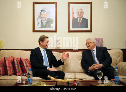 Il Ministro degli esteri tedesco Guido Westerwelle (L) incontra il presidente palestinese Mahmud Abbas in Ammanm, Giordania, 3 dicembre 2010. Si è parlato della situazione attuale nei territori palestinesi. Foto: Annibale Foto Stock