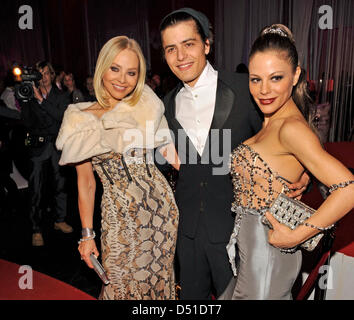 Ornella Muti, attrice italiana (l) , suo figlio Andrea e di sua figlia Naike Rivelli (r) assistere ad un Gala Benefico festeggia Santa Barbara del Giorno a Monaco di Baviera, Germania, 04 dicembre. Le donazioni di sera andare a Villaggi dei bambini SOS in Germania. Foto: Ursula Dueren dpa/lby Foto Stock