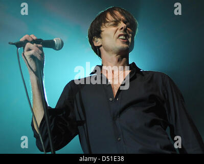 Il cantante Brett Anderson della band britannica Suede esegue sul palco durante la band di solo concerto in Germania al C-Halle di Berlino, Germania, 3 dicembre 2010. Foto: Britta Pedersen Foto Stock