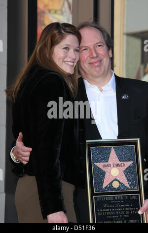 Compositore Hans Zimmer e sua moglie Suzanne Zimmer partecipare alla cerimonia di premiazione di Zimmer's new star a Hollywood Walk of Fame a Los Angeles, Stati Uniti d'America, 08 dicembre 2010. Foto: Hubert Boesl Foto Stock