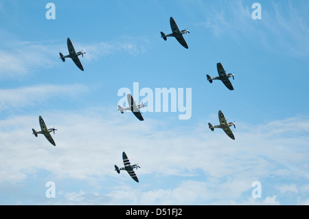 Un gruppo di sette Spitfire aeromobili battenti in formazione, visto da sotto contro un cielo blu. Foto Stock