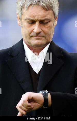 Amburgo allenatore Armin Veh attende per il calcio di inizio prima di un match della Bundesliga di Hamburger SV versus Bayer Leverkusen ad Amburgo, Germania, 11 dicembre 2010. Foto: Malte cristiani Foto Stock