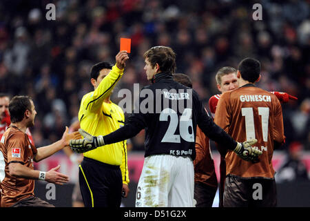 Arbitro Babak Rafati mostra St.Pauli il portiere Thomas Kessler un cartellino rosso durante la Bundesliga tedesca partita FC Bayern Monaco vs FC St Pauli nello stadio Allianz Arena di Monaco di Baviera, Germania, 11 dicembre 2010. Foto: Andreas Gebert Foto Stock