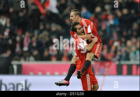 Monaco di Baviera Hamit Altintop (di seguito) e Franck Ribery allietare dopo Ribery 1-0 della obiettivo durante la Bundesliga tedesca partita FC Bayern Monaco vs FC St Pauli nello stadio Allianz Arena di Monaco di Baviera, Germania, 11 dicembre 2010. Foto: Andreas Gebert Foto Stock