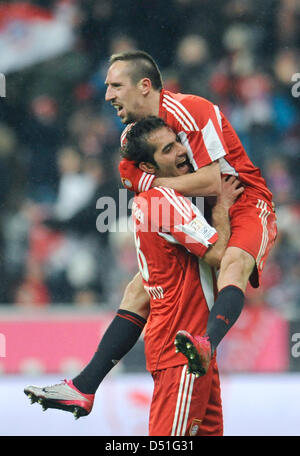 Monaco di Baviera Hamit Altintop (di seguito) e Franck Ribery allietare dopo Ribery 1-0 della obiettivo durante la Bundesliga tedesca partita FC Bayern Monaco vs FC St Pauli nello stadio Allianz Arena di Monaco di Baviera, Germania, 11 dicembre 2010. Foto: Andreas Gebert Foto Stock