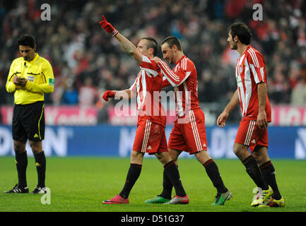 Monaco di Baviera Diego è contento (C) e Hamit Altintop (R) allietare con Franck Ribery dopo il suo obiettivo 3-0 durante la Bundesliga tedesca partita FC Bayern Monaco vs FC St Pauli nello stadio Allianz Arena di Monaco di Baviera, Germania, 11 dicembre 2010. Foto: Andreas Gebert Foto Stock