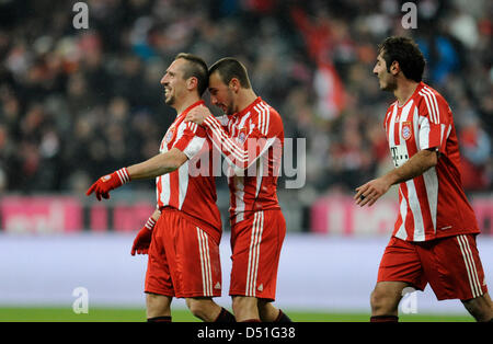 Monaco di Baviera Diego è contento (C) e Hamit Altintop (R) allietare con Franck Ribery dopo il suo obiettivo 3-0 durante la Bundesliga tedesca partita FC Bayern Monaco vs FC St Pauli nello stadio Allianz Arena di Monaco di Baviera, Germania, 11 dicembre 2010. Foto: Andreas Gebert Foto Stock