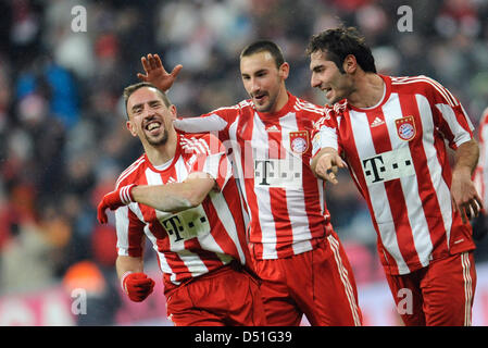 Monaco di Baviera Diego è contento (C) e Hamit Altintop (R) allietare con Franck Ribery dopo il suo obiettivo 3-0 durante la Bundesliga tedesca partita FC Bayern Monaco vs FC St Pauli nello stadio Allianz Arena di Monaco di Baviera, Germania, 11 dicembre 2010. Foto: Andreas Gebert Foto Stock