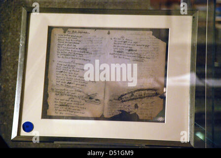 I testi manoscritti della canzone "I tempi stanno per cambiare" da parte di Bob Dylan sono all'asta da Sotheby's a New York, NY, Stati Uniti, 03 dicembre 2010. L'artista scrawls e firma su una singola pagina per la canzone sono stati devoluti a New York il 10 dicembre a 422,500 US dollar. Foto: Chris Melzer Foto Stock