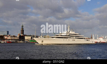 (Dpa) file di un file immagine datata 16 aprile 2010 di mega yacht 'Eclipse' posseduto dal miliardario russo Roman Abramovich a tedesco società shipbuildung Blohm + Voss di Amburgo, Germania. Apparentemente, lo yacht ha lasciato il cantiere il 09 dicembre. Foto: Foto: Angelika Warmuth Foto Stock