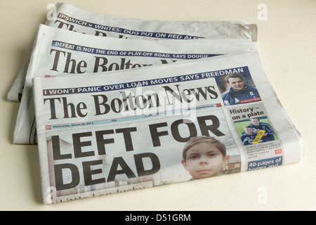 Tre temi di Bolton News. Si tratta di un giornale locale che è pubblicato su sei giorni a settimana. Foto Stock