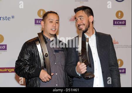 Joe Hahn e Mike Shinoda dalla band Linkin Park all'Echo Awards 2013 a Berlino. Marzo 21, 2013 Foto Stock