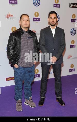 Joe Hahn e Mike Shinoda dalla band Linkin Park all'Echo Awards 2013 a Berlino. Marzo 21, 2013 Foto Stock