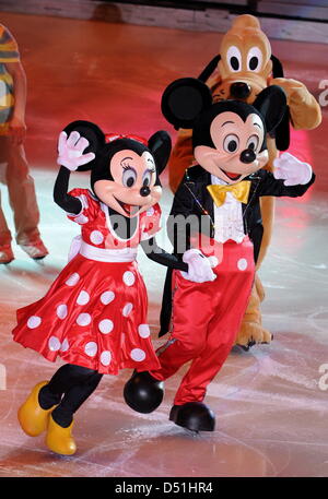 Un ice scaters vestito come Minnie Mouse, Mickey Mouse e Plutone danza su ghiaccio presso il velodromo di Berlino, Germania, 16 dicembre 2010. Fino al 27 dicembre 2010, Mickey Mouse e i suoi amici la danza su ghiaccio presso la Revue 'Disney su ghiaccio" di Berlino e Oberhausen. Foto: Tim Brakemeier Foto Stock