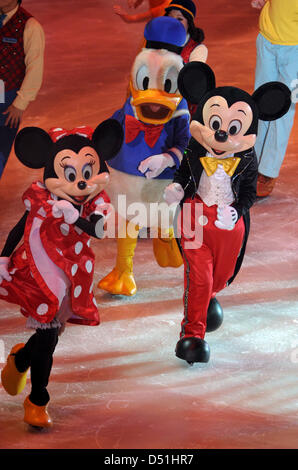 Un ice scaters vestito come Minnie Mouse, Mickey Mouse e Donald Duck danza su ghiaccio presso il velodromo di Berlino, Germania, 16 dicembre 2010. Fino al 27 dicembre 2010, Mickey Mouse e i suoi amici la danza su ghiaccio presso la Revue 'Disney su ghiaccio" di Berlino e Oberhausen. Foto: Tim Brakemeier Foto Stock