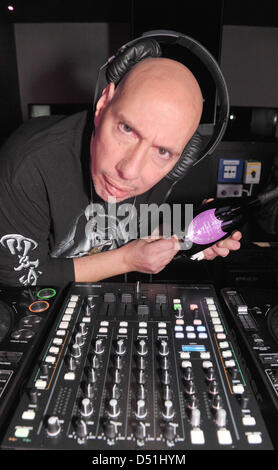 Noi DJ Nicky siano pone in P1 nightclub di Monaco di Baviera, Germania, 16 dicembre 2010. Siano era un residente al famoso Studio 54. Foto: Felix Hoerhager Foto Stock