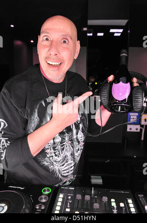 Noi DJ Nicky siano pone in P1 nightclub di Monaco di Baviera, Germania, 16 dicembre 2010. Siano era un residente al famoso Studio 54. Foto: Felix Hoerhager Foto Stock