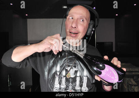 Noi DJ Nicky siano pone in P1 nightclub di Monaco di Baviera, Germania, 16 dicembre 2010. Siano era un residente al famoso Studio 54. Foto: Felix Hoerhager Foto Stock