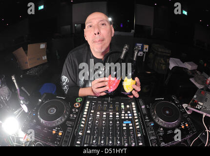 Noi DJ Nicky siano pone in P1 nightclub di Monaco di Baviera, Germania, 16 dicembre 2010. Siano era un residente al famoso Studio 54. Foto: Felix Hoerhager Foto Stock