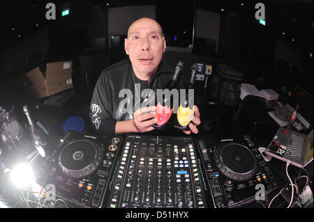 Noi DJ Nicky siano pone in P1 nightclub di Monaco di Baviera, Germania, 16 dicembre 2010. Siano era un residente al famoso Studio 54. Foto: Felix Hoerhager Foto Stock