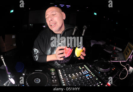 Noi DJ Nicky siano pone in P1 nightclub di Monaco di Baviera, Germania, 16 dicembre 2010. Siano era un residente al famoso Studio 54. Foto: Felix Hoerhager Foto Stock