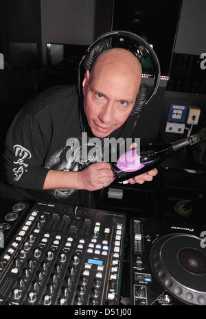 Noi DJ Nicky siano pone in P1 nightclub di Monaco di Baviera, Germania, 16 dicembre 2010. Siano era un residente al famoso Studio 54. Foto: Felix Hoerhager Foto Stock