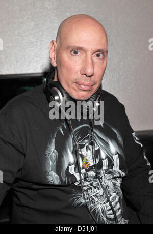 Noi DJ Nicky siano pone in P1 nightclub di Monaco di Baviera, Germania, 16 dicembre 2010. Siano era un residente al famoso Studio 54. Foto: Felix Hoerhager Foto Stock