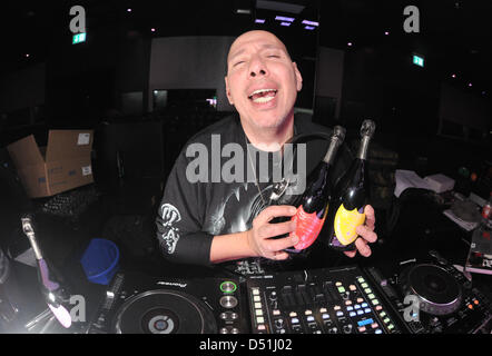 Noi DJ Nicky siano pone in P1 nightclub di Monaco di Baviera, Germania, 16 dicembre 2010. Siano era un residente al famoso Studio 54. Foto: Felix Hoerhager Foto Stock