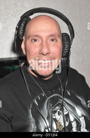 Noi DJ Nicky siano pone in P1 nightclub di Monaco di Baviera, Germania, 16 dicembre 2010. Siano era un residente al famoso Studio 54. Foto: Felix Hoerhager Foto Stock