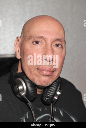 Noi DJ Nicky siano pone in P1 nightclub di Monaco di Baviera, Germania, 16 dicembre 2010. Siano era un residente al famoso Studio 54. Foto: Felix Hoerhager Foto Stock