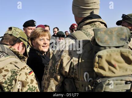 Bundeskanzlerin Angela Merkel unterhält sich am Samstag (18.12.2010) Feldlager im a Kunduz Bundeswehrsoldaten mit. Merkel wollte den deutschen Soldaten in Afghanistan Weihnachtsgrüße überbringen, doch der Besuch wird von einer bitteren überschattet Nachricht: Ein junger Bundeswehr-Soldat starb bei einem Unfall. Foto: Bundesregierung / Steffen Kugler / dpa Foto Stock