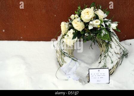 Una corona di fiori per le vittime del muro di Berlino con un commento personale del principe britannico Harry si trova al Memoriale del Muro di Berlino a Bernauer Street a Berlino, Germania, 19 dicembre 2010. Il 26-anno-vecchio è in visita a Berlino, dovuta al gala benefico " un cuore per bambini' e visitato il sito memoriale prima. Foto: Rainer Jensen Foto Stock