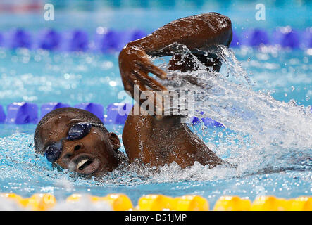 Nuotatore ruandesi Jackson Niyomugabo durante la 1500m freestyle calore in corrispondenza del decimo FINA Campionati Mondiali di Nuoto (25m) in Hamdan Bin Mohammed Bin Rashid Sports Complex in Dubai Emirati Arabi Uniti, 19 dicembre 2010. Foto: Patrick B. Kraemer Foto Stock