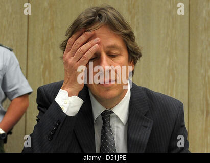 (FILE) - una foto datata 01 dicembre 2010 Mostra meteo presenter Joerg Kachelmann udienza presso la corte regionale il sedicesimo giorno di prova a Mannheim, Germania. Kachelmann in prova procederà nel gennaio 2011. Foto: Roland Wittek Foto Stock