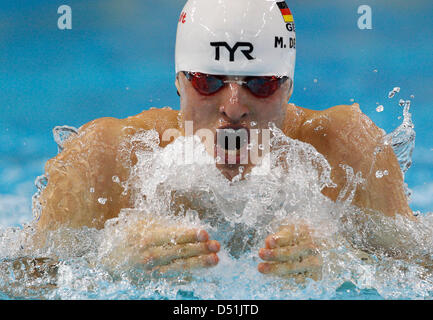 Nuotatore tedesco Markus Deibler è raffigurato durante il suo 100m medley calore in corrispondenza del decimo FINA Campionati Mondiali di Nuoto (25m) in Hamdan Bin Mohammed Bin Rashid Sports Complex in Dubai Emirati Arabi Uniti, 19 dicembre 2010. Foto: Patrick B. Kraemer Foto Stock