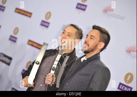 Joe Hahn e Mike Shinoda dalla band Linkin Park all'Echo Awards 2013 a Berlino. Marzo 21, 2013 Foto Stock