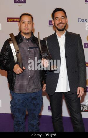 Joe Hahn e Mike Shinoda dalla band Linkin Park all'Echo Awards 2013 a Berlino. Marzo 21, 2013 Foto Stock