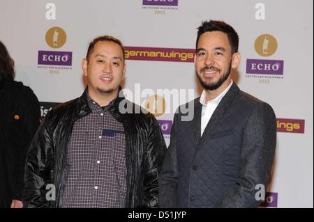 Joe Hahn e Mike Shinoda dalla band Linkin Park all'Echo Awards 2013 a Berlino. Marzo 21, 2013 Foto Stock