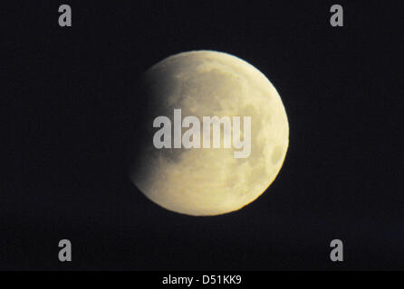 La luna piena può essere visto a 07:39 nel cielo sopra Berlino, Germania, 21 dicembre 2010. A pochi minuti prima che ci sia stato un eclissi lunare totale quando la luna passa nel cono d'ombra della Terra. Foto: Soeren Stache Foto Stock