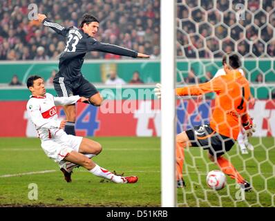 Inseguito da Stuttgart, Khalid Boulahrouz (L), di Monaco di Baviera Mario Gomez (C) punteggi 0-2 gol contro il portiere di Stoccarda Sven Ulreich (R) durante la DFB Cup ultimi sedici match VfB Stuttgart contro FC Bayern Monaco presso la Mercedes-Benz Arena a Stoccarda, Germania, 22 dicembre 2010. Stoccarda perso a Monaco 3-6. Foto: Bernd Weissbrod Foto Stock