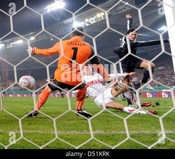 Inseguito da Stuttgart, Khalid Boulahrouz (C), di Monaco di Baviera Mario Gomez (R) punteggi 0-2 gol contro il portiere di Stoccarda Sven Ulreich (L) durante la DFB Cup ultimi sedici match VfB Stuttgart contro FC Bayern Monaco presso la Mercedes-Benz Arena a Stoccarda, Germania, 22 dicembre 2010. Stoccarda perso a Monaco 3-6. Foto: Bernd Weissbrod Foto Stock