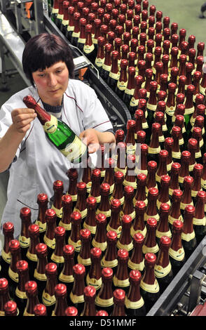 Ines Schoenwald bottiglie controlli presso le cantine Rotkaeppchen-Mumm in Freyburg, Germania, 22 dicembre 2010. Vino spumante leader di mercato Rotkaeppchen-Mumm vuole mantenere la sua posizione nel 2011. Foto: Hendrik Schmidt Foto Stock